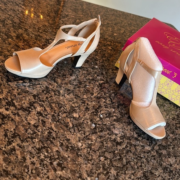 Easy Street nude pearlized flash heels NIB 8 - Picture 4 of 10
